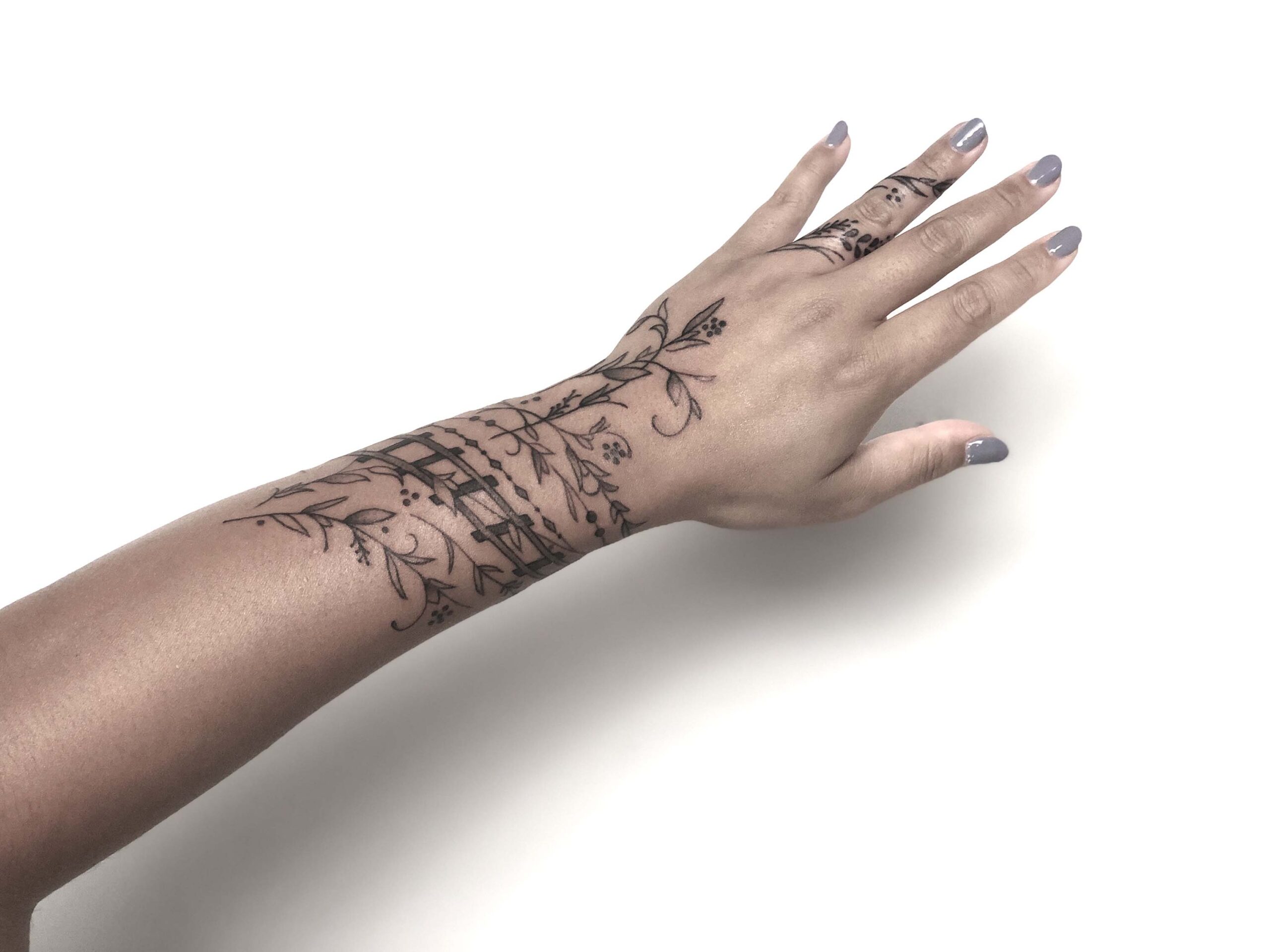 Pin by Sarah on Bücher  Feyre and rhysand Henna hand tattoo Tattoos